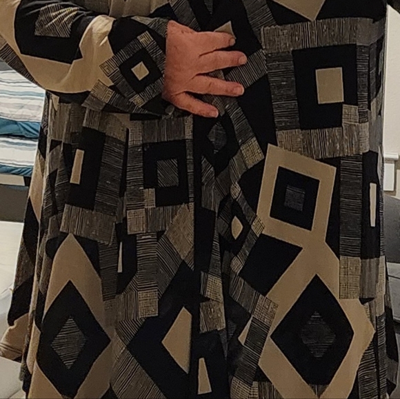 Black and Tan Sweater like Wrap - Picture 5 of 8